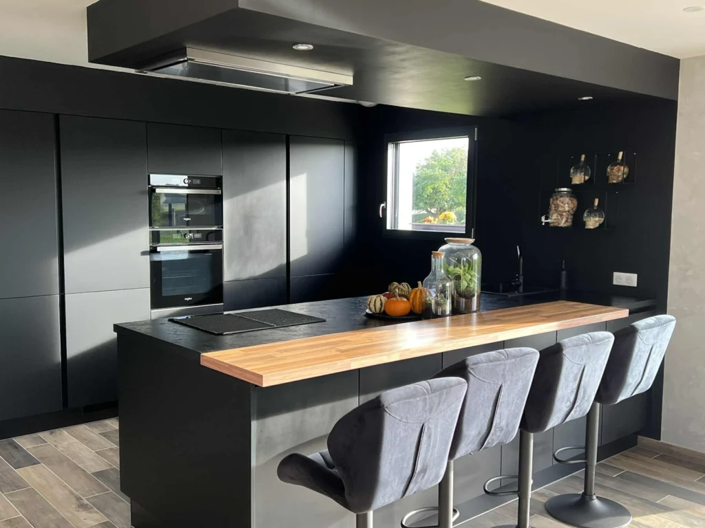 Verrière sur mesure séparant cuisine et salon avec style atelier, avec meubles sur mesure