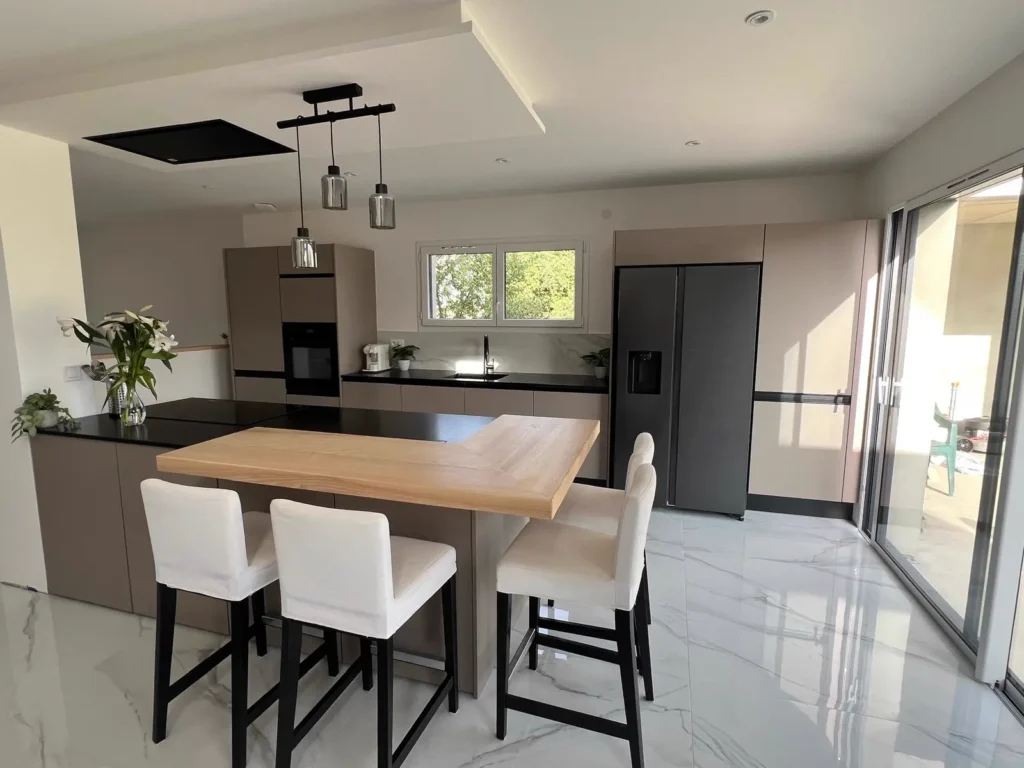 Cuisine avec îlot central et hotte plafond à Roye