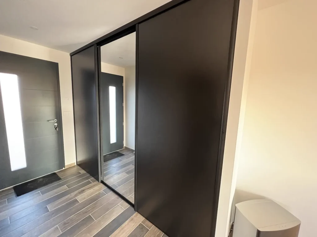 Dressing d’entrée avec portes coulissantes et miroir à Ehuns