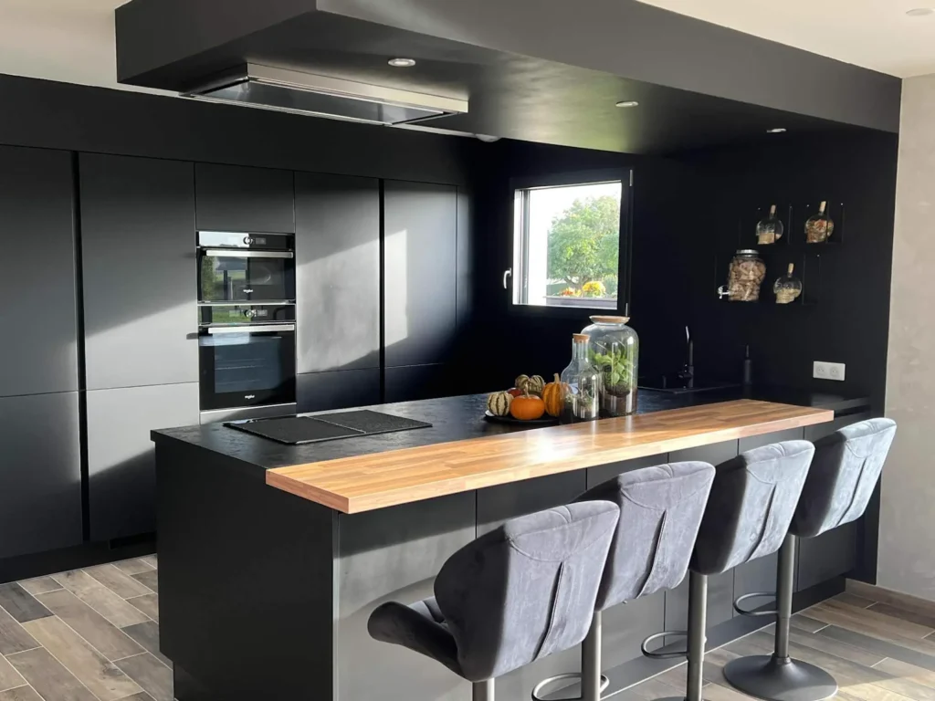 Cuisine noire anti-traces avec hotte plafond à Ehuns