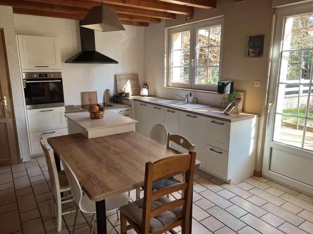 Cuisine de style campagne avec plan de travail bois à Lyoffans