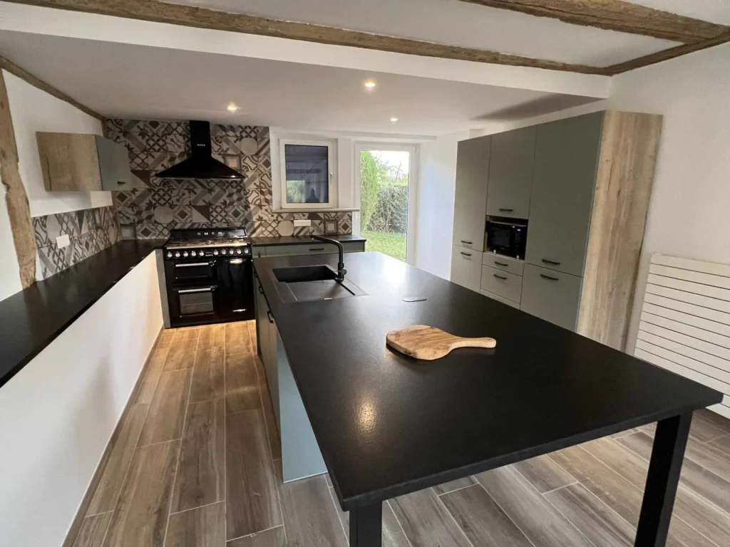 Cuisine verte sur mesure avec îlot central dans une ferme à Petitmagny
