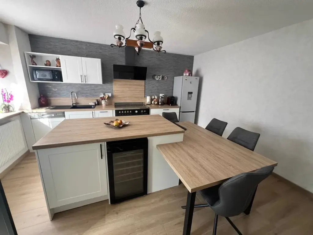 Cuisine avec îlot central et coin repas à Saint-Sauveur