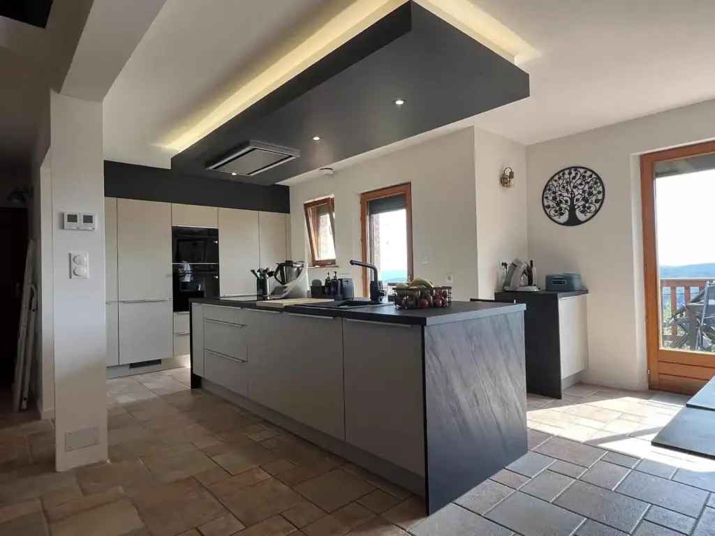 Cuisine avec grand îlot central dans une maison ancienne à Auxelles-Bas